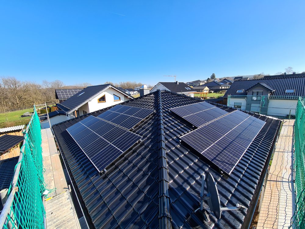 Doppelhaus mit Walmdach — Referenzprojekt von Elektroservice Weber